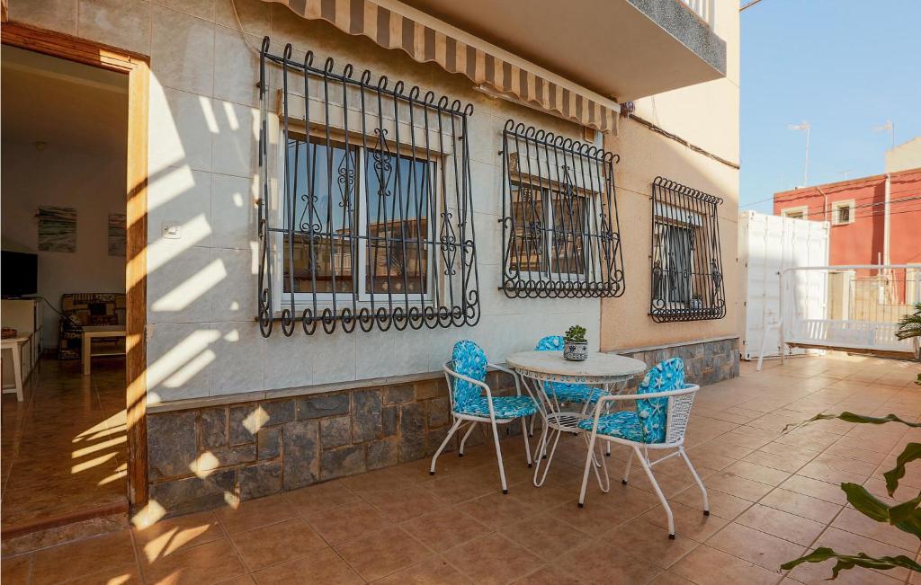 um pátio com uma mesa e cadeiras numa varanda em 2 Bedroom Beautiful Home In Cartagena em Cartagena