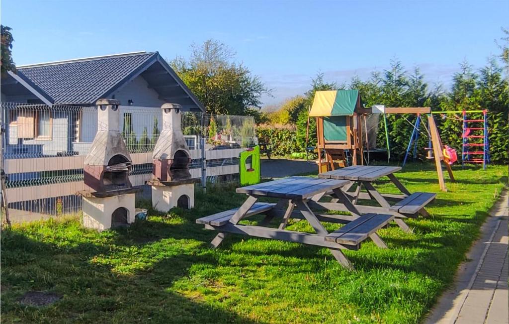 un parque con mesa de picnic y parque infantil en Lovely Home In Ustronie Morskie With Kitchen en Ustronie Morskie