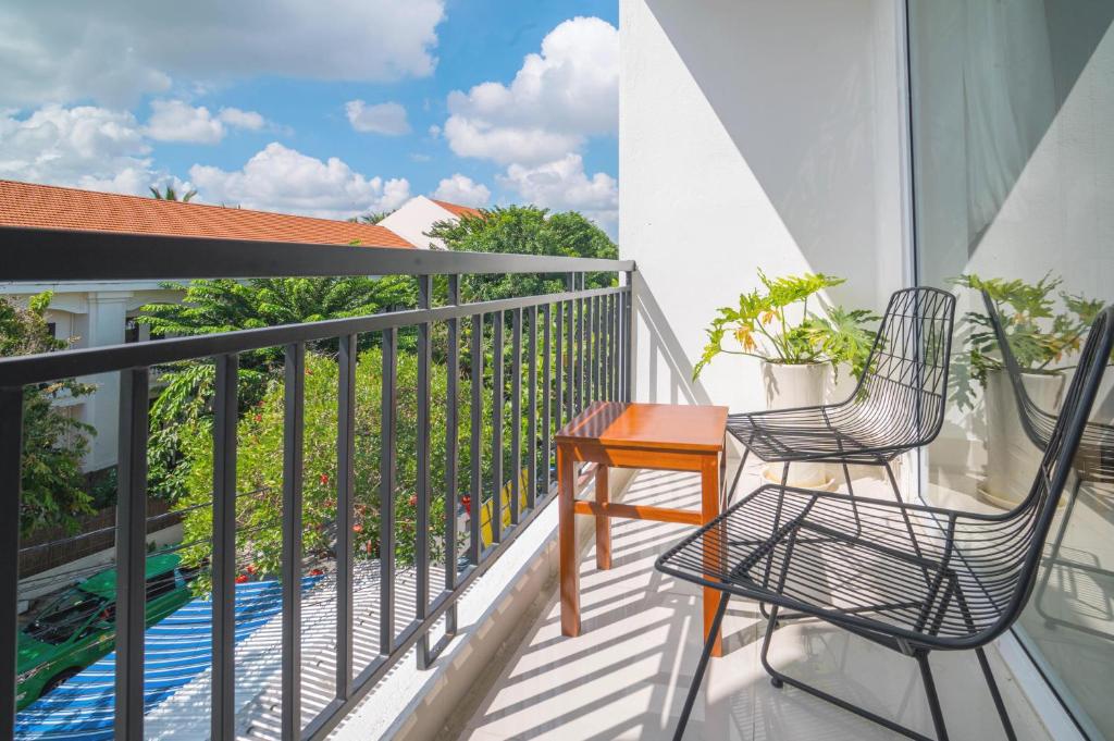 White House Central Villa - 10