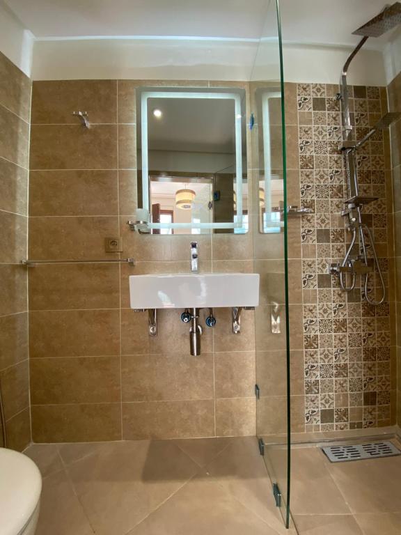 Un baño de Riad Jbara 2