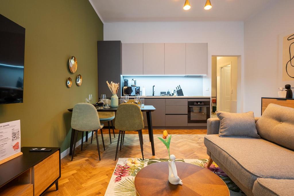 un soggiorno con divano e tavolo di Brand new 2-room central apartment a Vienna