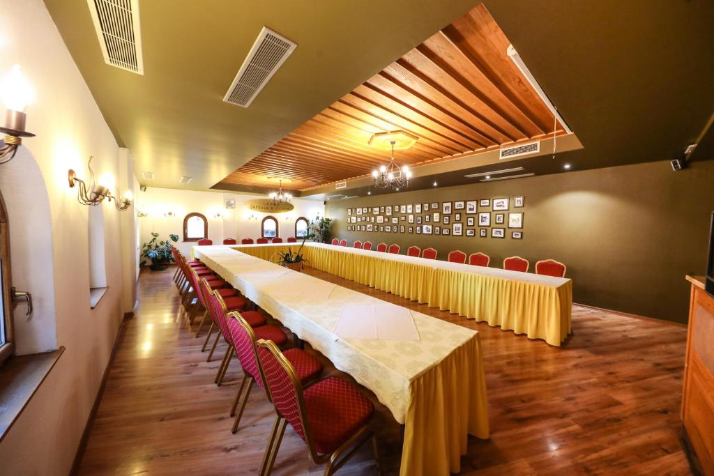 Fotografie z fotogalerie ubytování Hotel Çarshia e Jupave v destinaci Gjakove