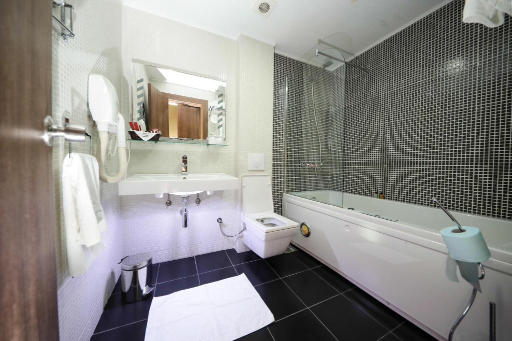 Koupelna v ubytování Hotel Çarshia e Jupave