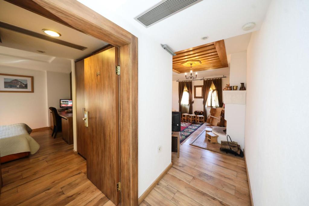 Postel nebo postele na pokoji v ubytování Hotel Çarshia e Jupave