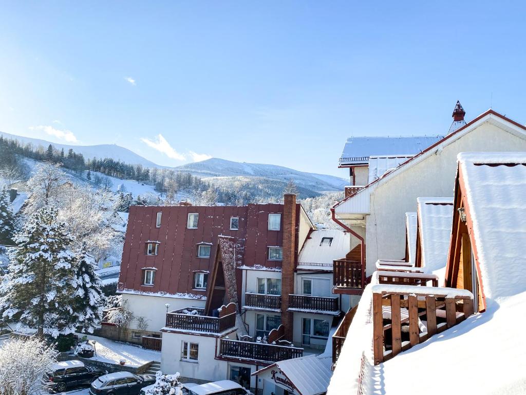 Nespecifikovaný výhled na hory nebo výhled na hory při pohledu z hotelu