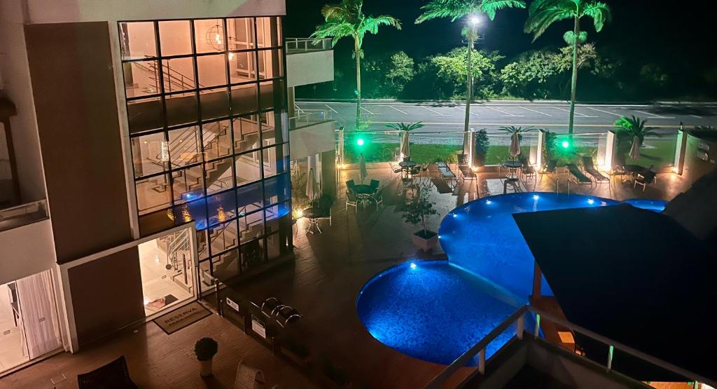 einen Blick über eine Terrasse in der Nacht mit Lichtern in der Unterkunft Reserva Praia Hotel in Balneário Camboriú