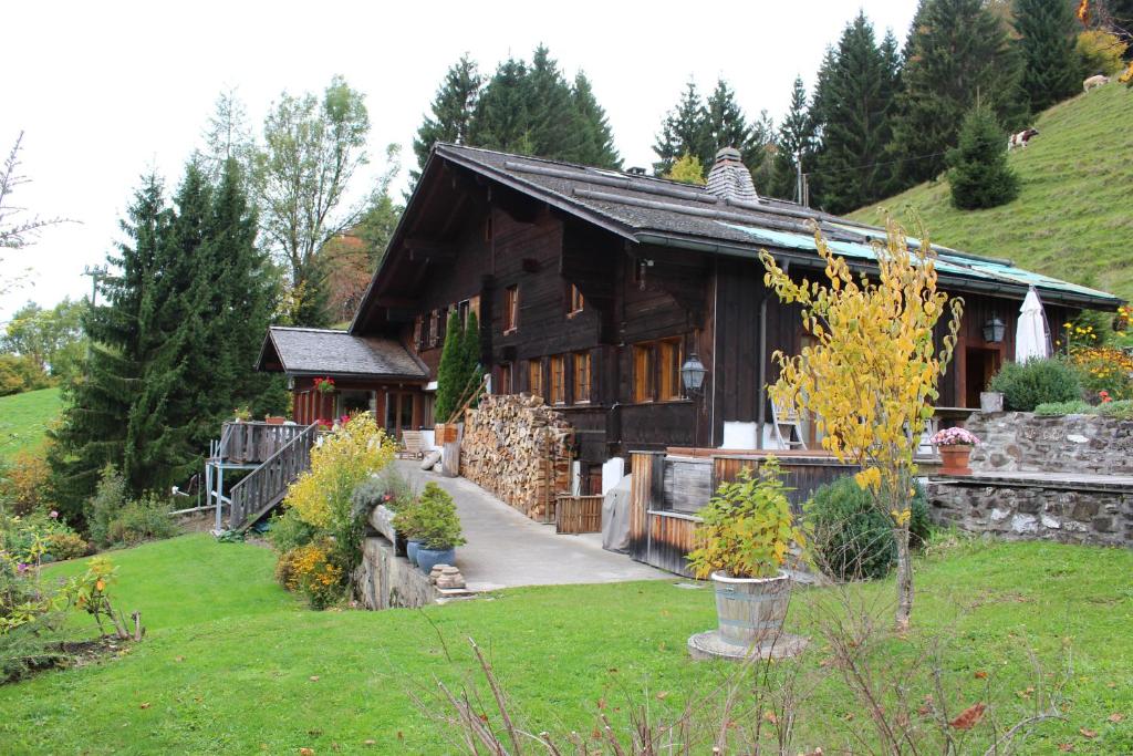 a log cabin with a path leading to it at Appartement Herbelands Est in Rougemont