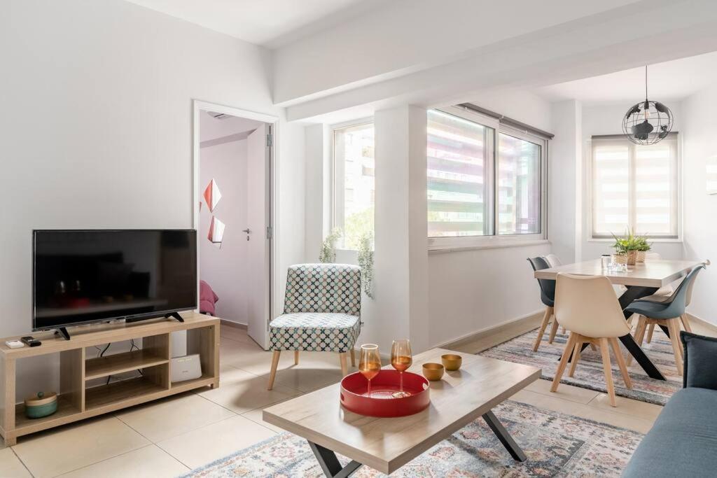 رزرو هتل، کاملاً جدید Bright مدرن 6bdr apt-1min to Acropolis | 09037376597