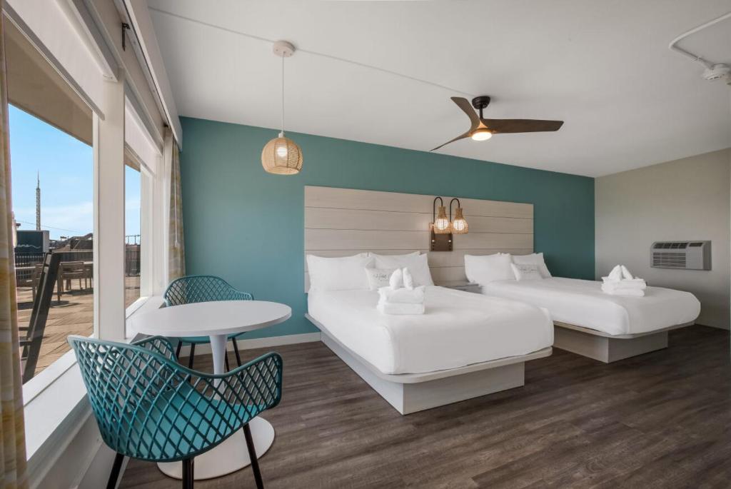 Postel nebo postele na pokoji v ubytování Hotel Cabana Oceanfront/Boardwalk