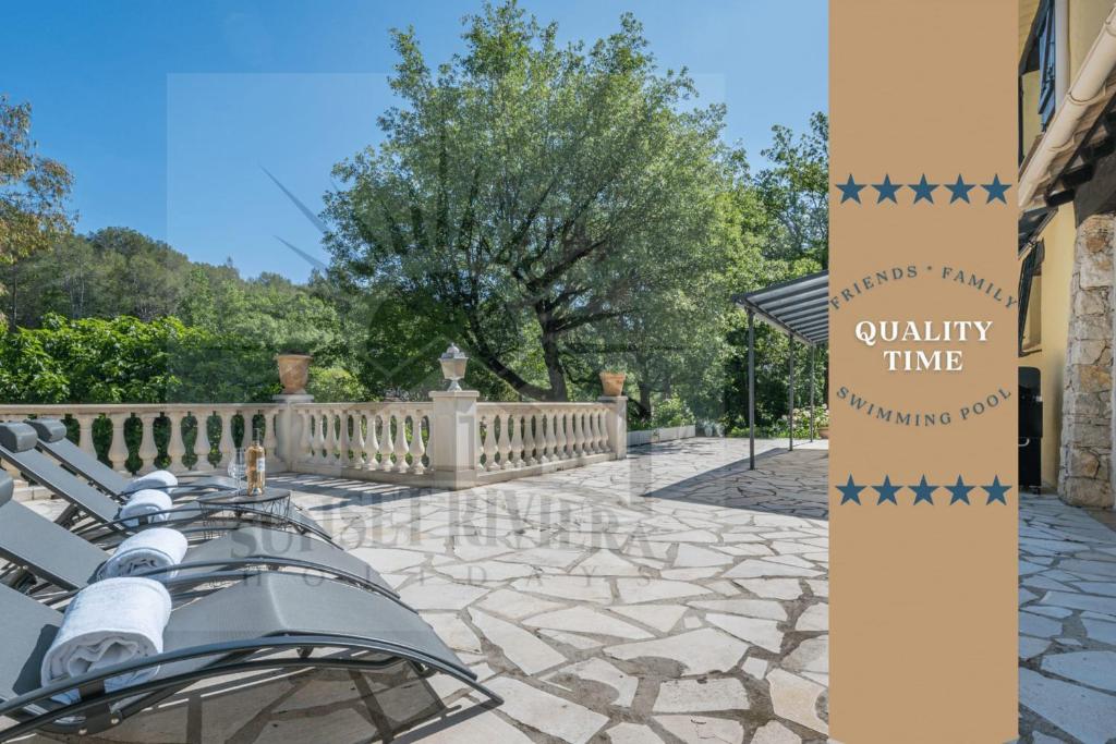 uma vista para um pátio de pedra com uma cerca em LES CIGALES Villa for 8 by Sunset Riviera Holidays em Roquefort Les Pins