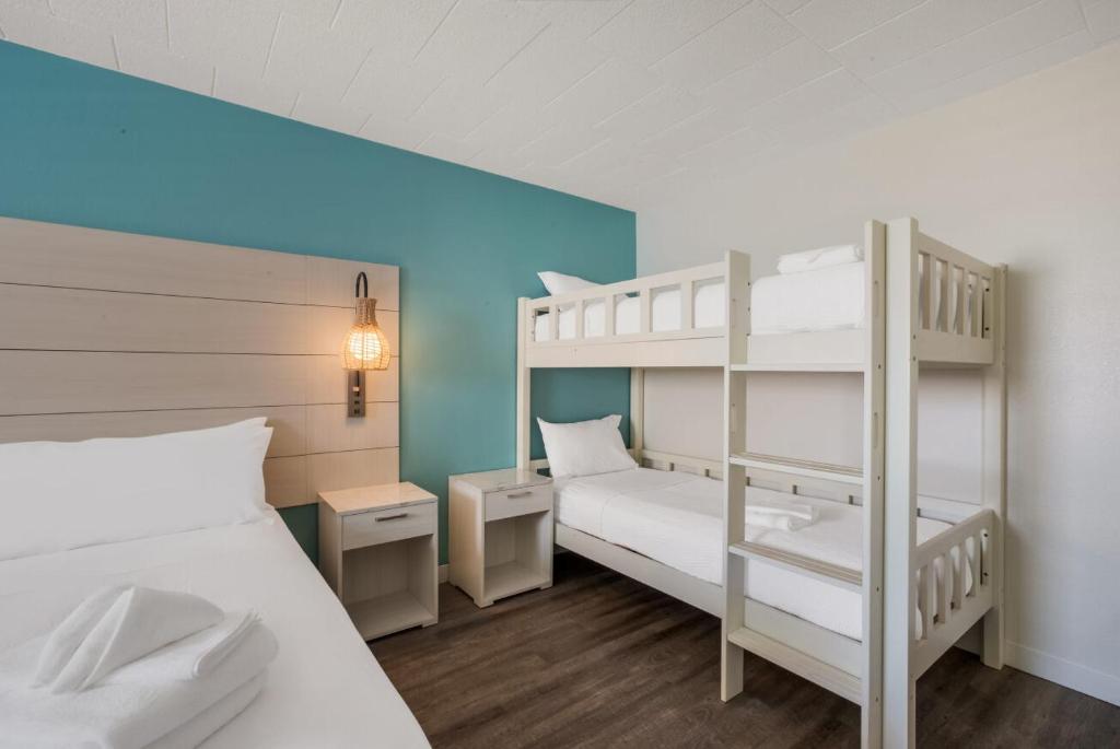 Postel nebo postele na pokoji v ubytování Hotel Cabana Oceanfront/Boardwalk