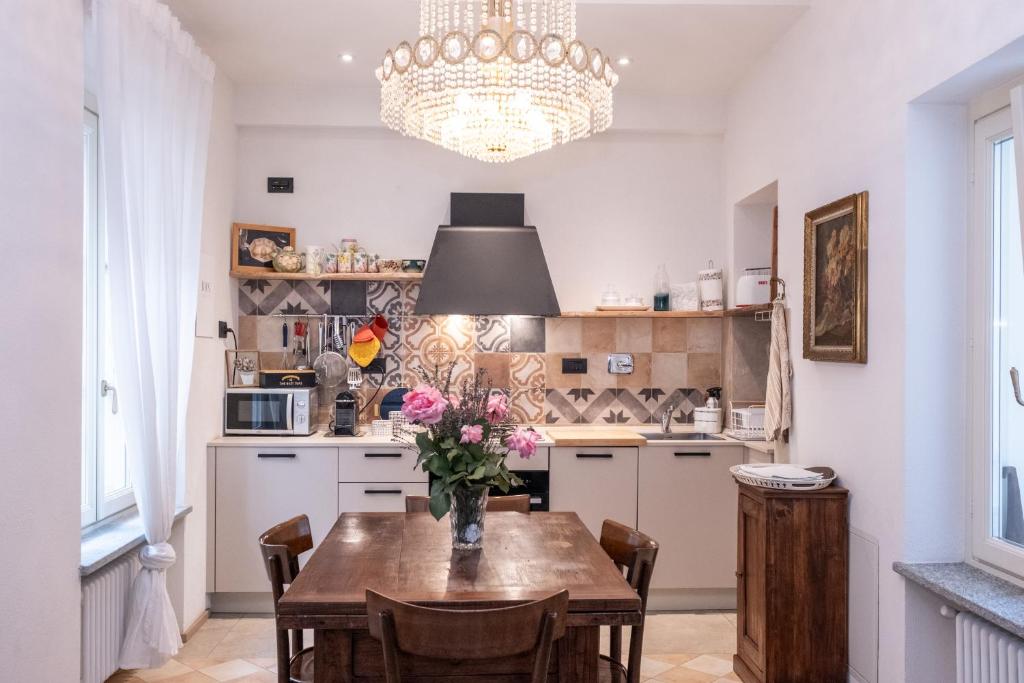 een keuken met een tafel met een vaas met bloemen erop bij Casa Verrua in Scurzolengo