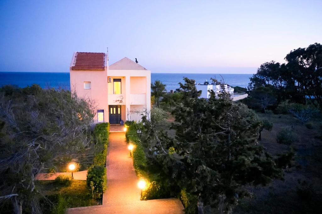una casa con luces frente al océano en Edem Paradise en Plimmiri