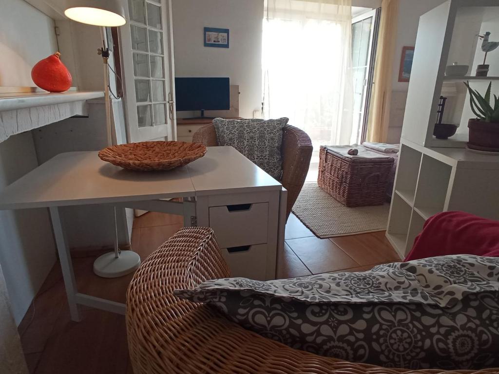 uma sala de estar com uma mesa e uma cadeira em Air Zagrebart Studio Apartment em Zagreb