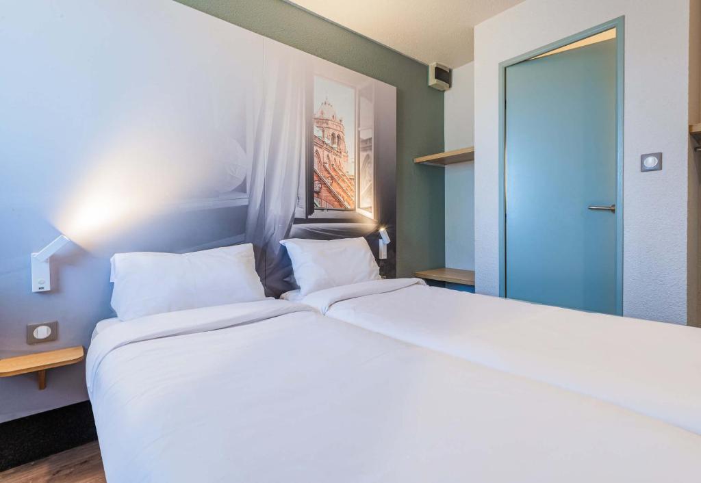 Postel nebo postele na pokoji v ubytování B&B HOTEL Strasbourg Sud Geispolsheim