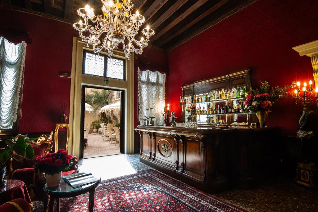 Lounge nebo bar v ubytování Palazzo Paruta & Wellness Suites