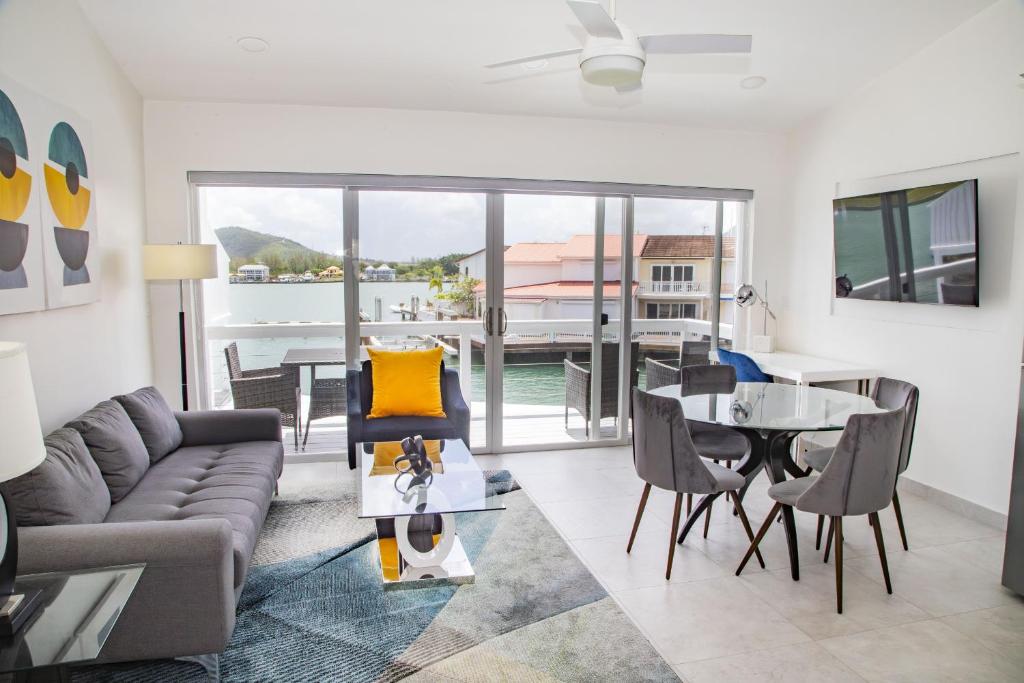 uma sala de estar com um sofá e uma mesa em 232G Upper Level, South Finger em Jolly Harbour