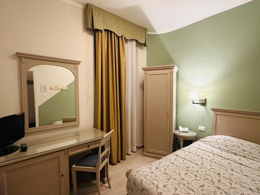 Postel nebo postele na pokoji v ubytování Hotel Bristol