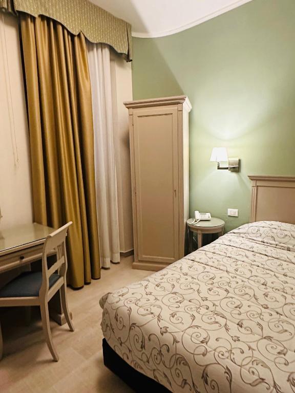 Postel nebo postele na pokoji v ubytování Hotel Bristol