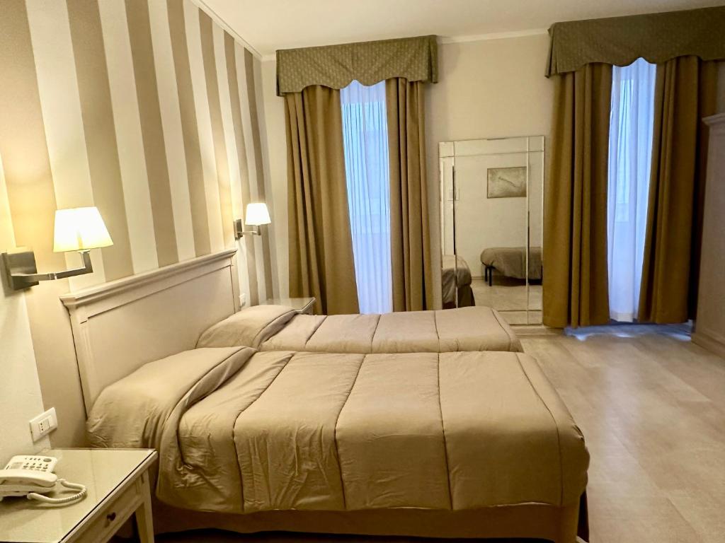 Postel nebo postele na pokoji v ubytování Hotel Bristol