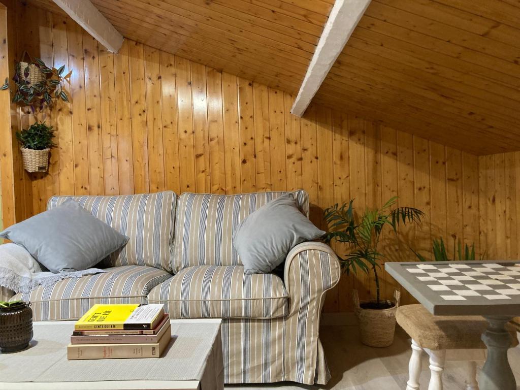 sala de estar con sofá y mesa en Atico de madera Apartamento en Rinlo, RIBADEO, en Ribadeo