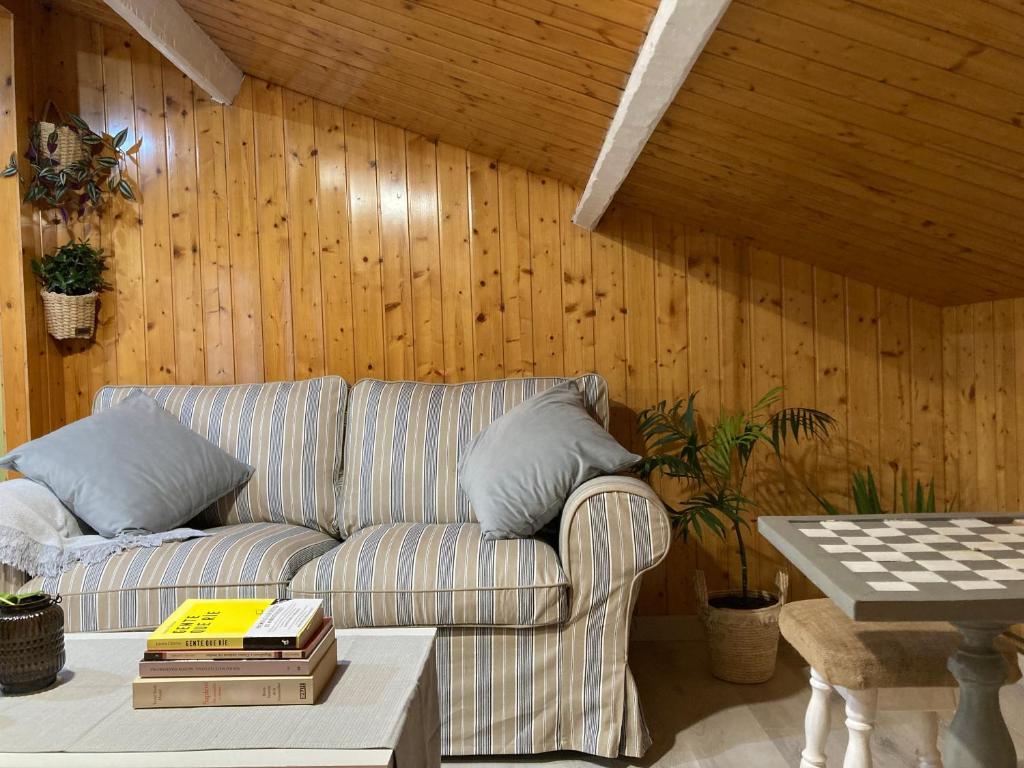 Posezení v ubytování Atico de madera Apartamento en Rinlo, RIBADEO