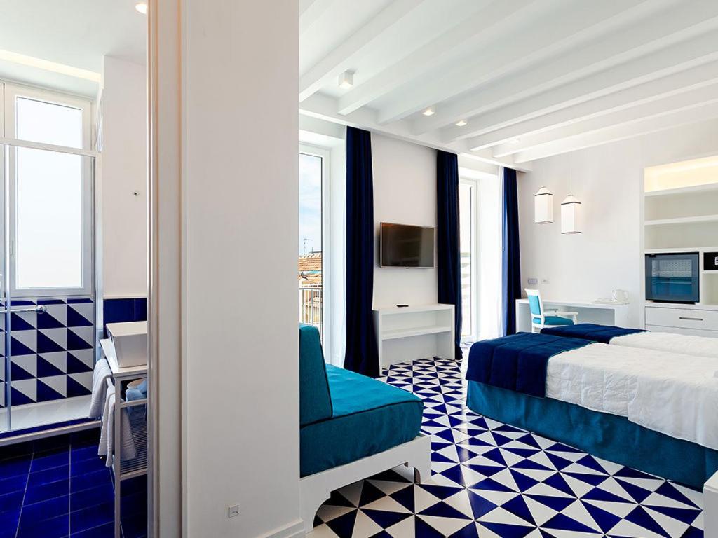 Postel nebo postele na pokoji v ubytování Maison Blu - Intimate GuestHouse