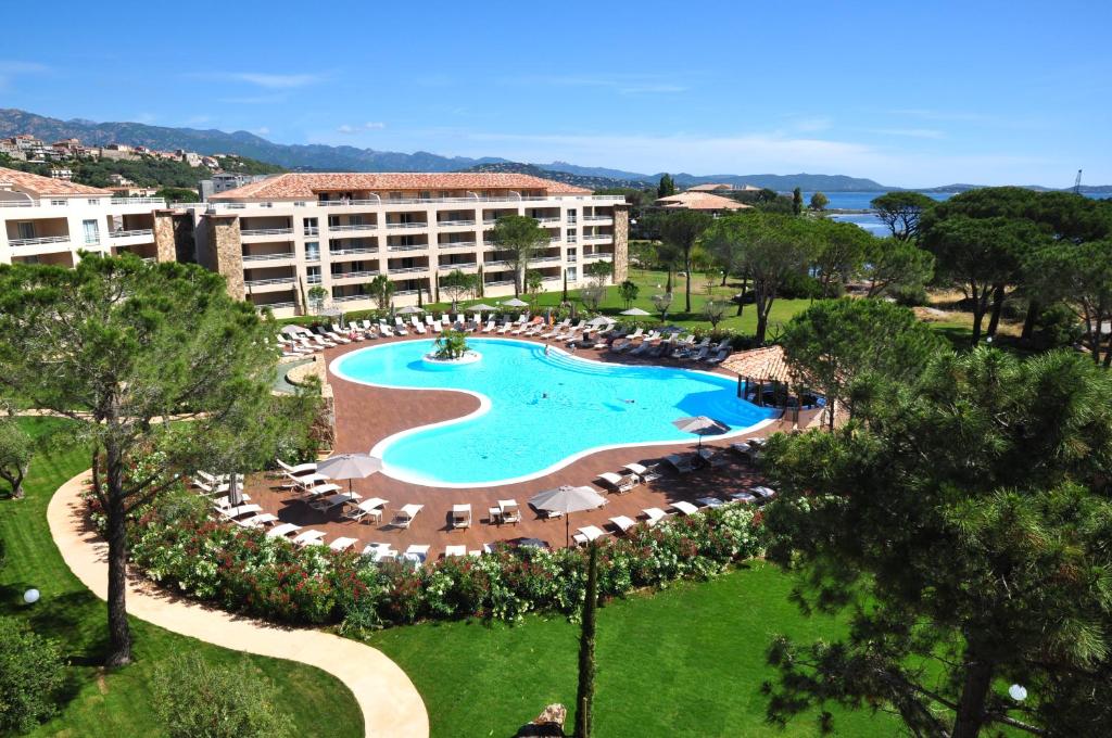 - une vue aérienne sur un complexe avec une piscine dans l'établissement Résidence Salina Bay, à Porto-Vecchio