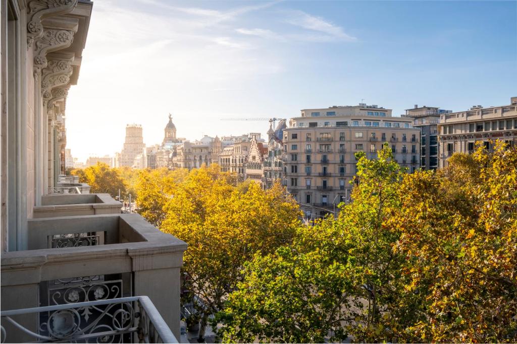 バルセロナにあるシックスティツー ホテルの建物のバルコニーから市街の景色を望めます。