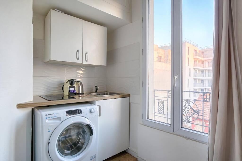 a laundry room with a washing machine and a window at Paul-Gillet Cosy Studio 2P in Asnières-sur-Seine