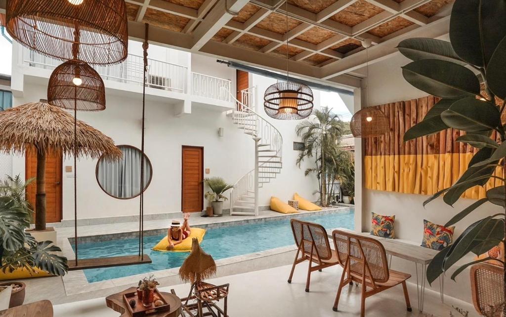 Villa con piscina y comedor en Thandara kohlarn en Ko Larn