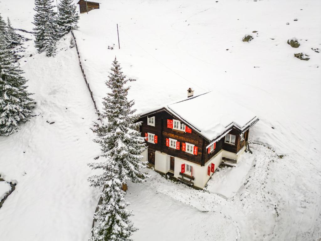 eine Luftansicht eines Hauses im Schnee in der Unterkunft Chalet Büdemji by Arosa Holiday in Arosa