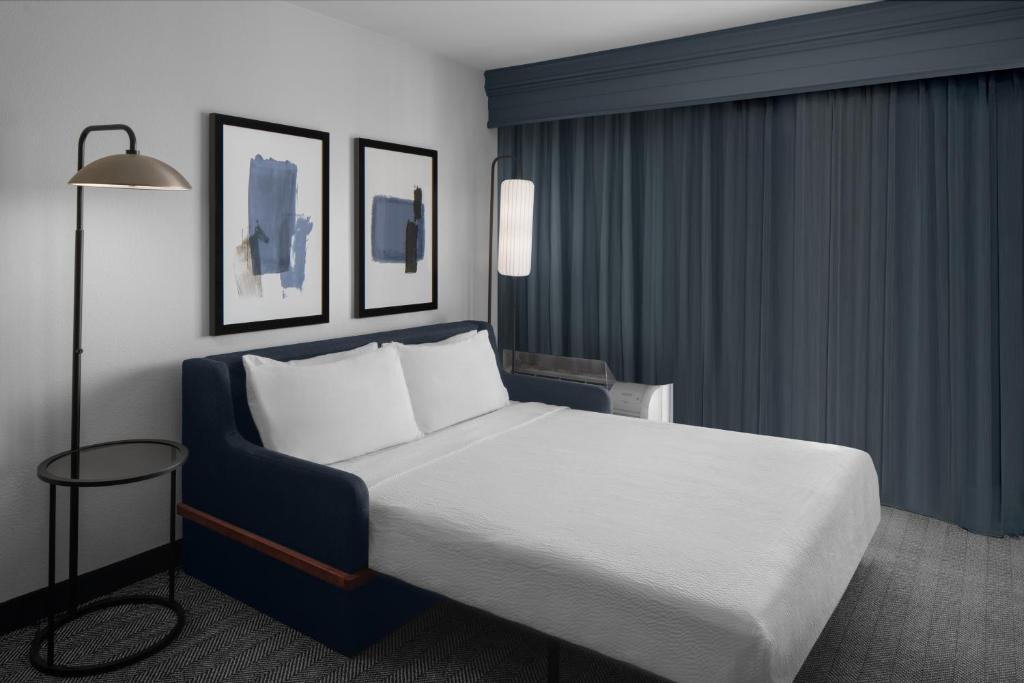Postel nebo postele na pokoji v ubytování Courtyard by Marriott Phoenix West/Avondale