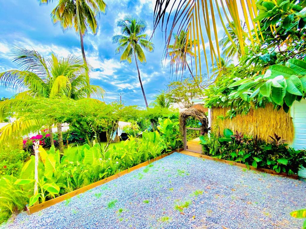 Zahrada ubytování MAJO LOUNGE dans un jardin tropical à 5 min de la mer Caraïbe