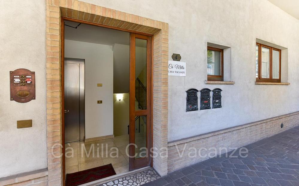 een toegang tot een gebouw met een glazen deur bij Ca Milla casavacanze in Osimo
