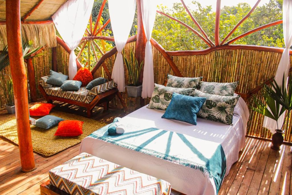 Villa Sonia Eco-Hostel في Gigante: غرفة نوم بسرير في شرفة