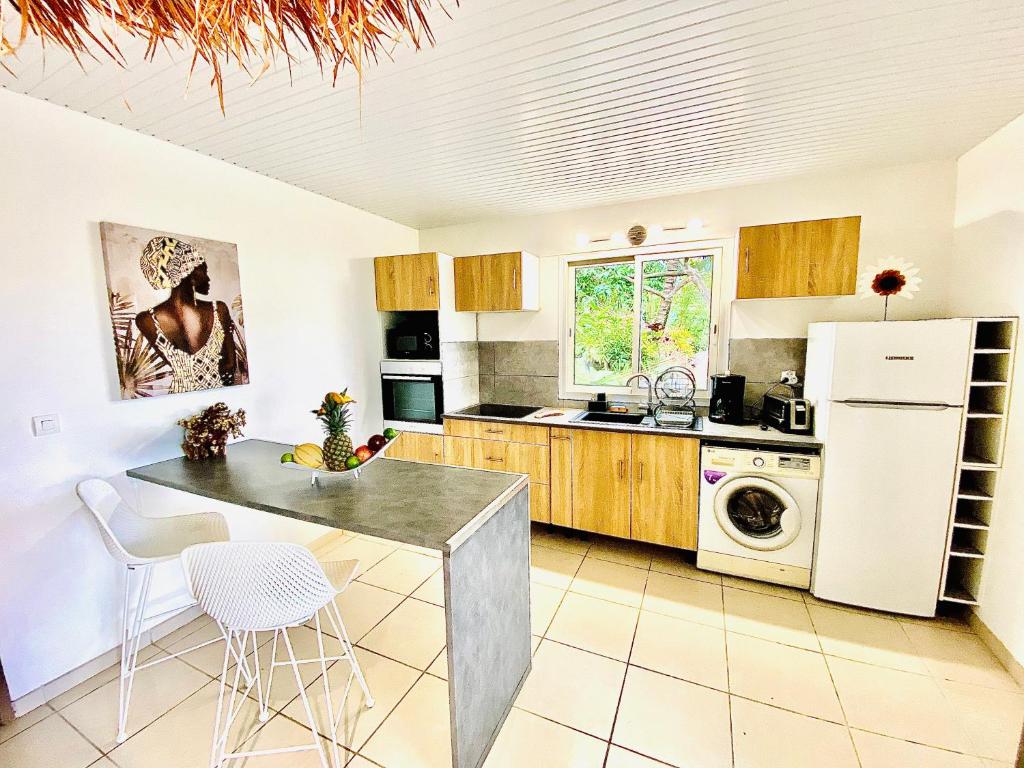 Kuchyň nebo kuchyňský kout v ubytování MAJO LOUNGE dans un jardin tropical à 5 min de la mer Caraïbe