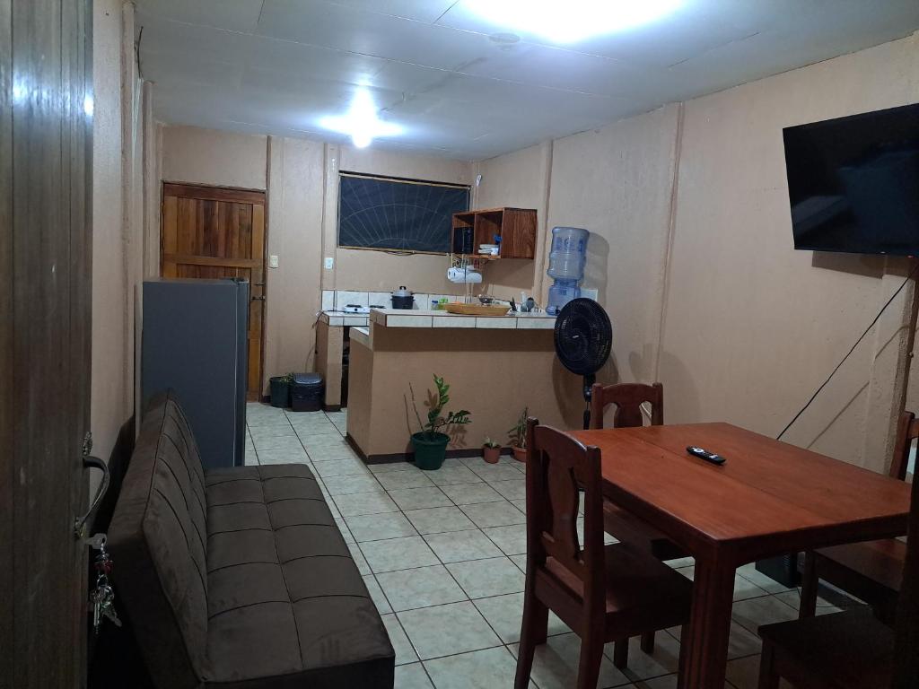 BRIKE Apartamento في بويرتو خيمينيز: غرفة معيشة مع طاولة ومطبخ