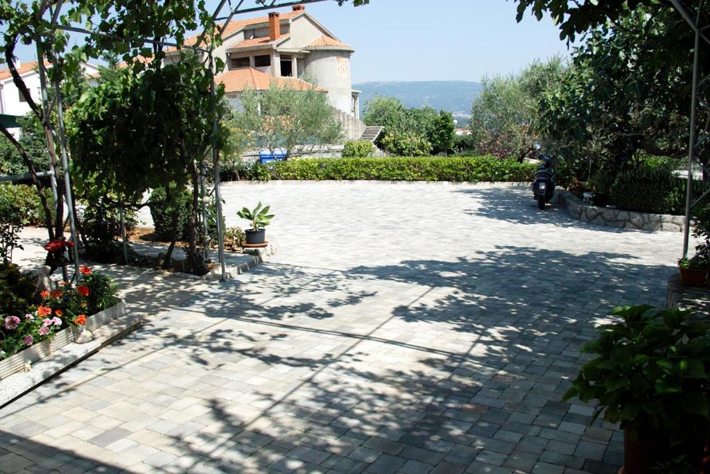 Vonkajšia záhrada v ubytovaní Kabashi Apartment