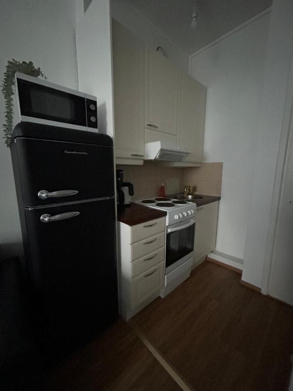 Una cocina o zona de cocina en Small cozy apartment in Helsinki city area