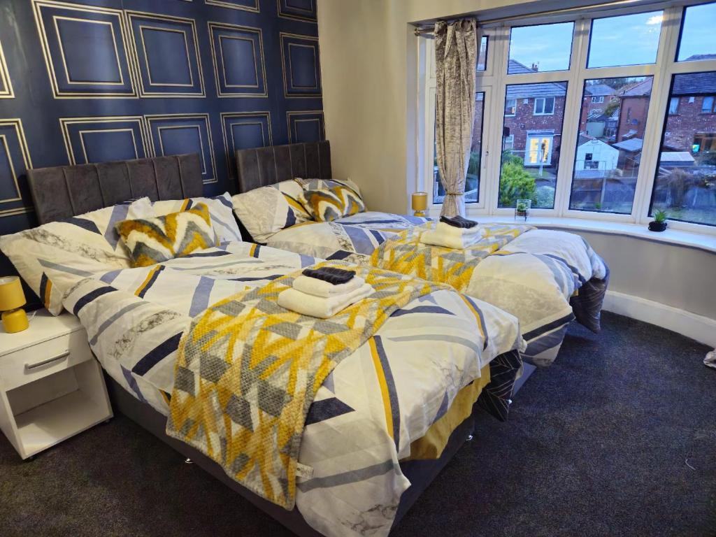 sypialnia z 2 łóżkami i oknem w obiekcie Number 1 Preston Stays w mieście Preston