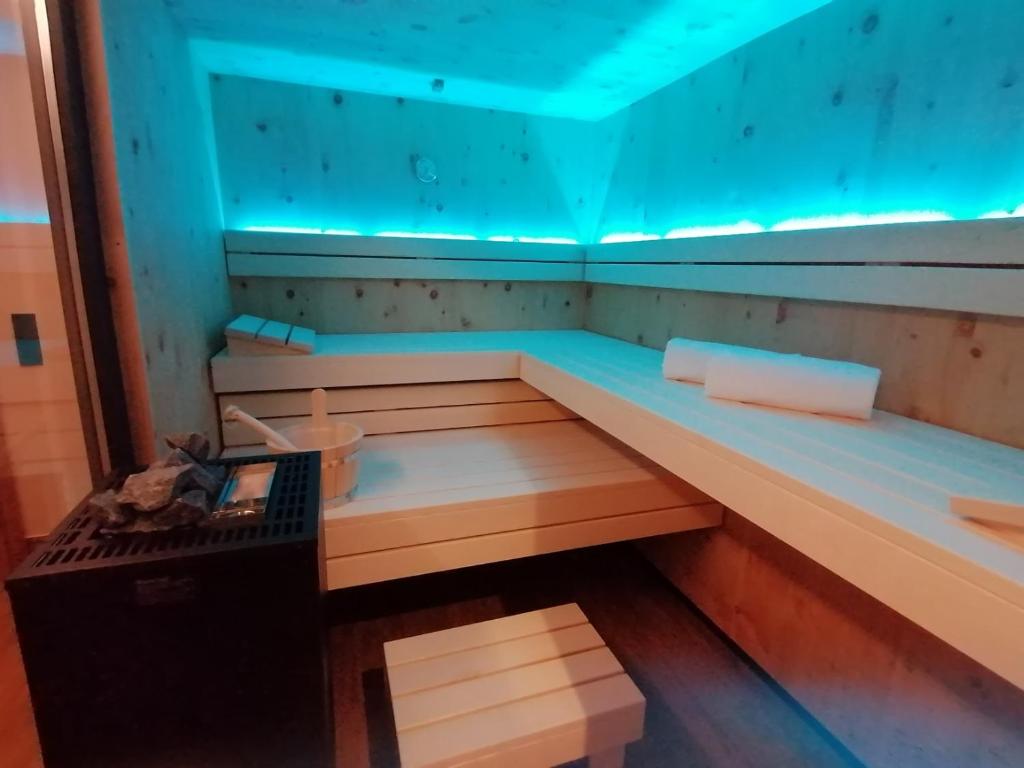 ボーデンマイスにあるHittenpichlの木製ベンチ付きの客室です。