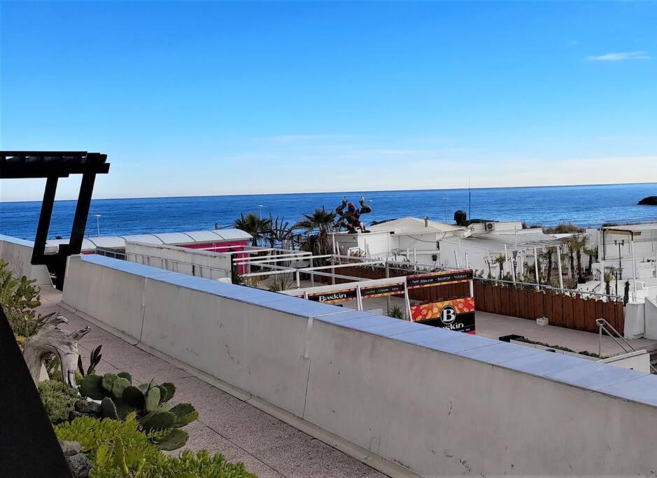 - un bâtiment sur la plage avec l'océan en arrière-plan dans l'établissement Studio 113, Port Nature 1 au village naturiste, au Cap d'Agde