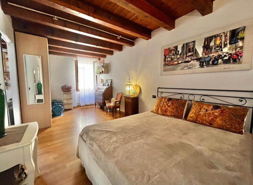 een slaapkamer met een groot bed in een kamer bij Casa sull'Adige in Verona