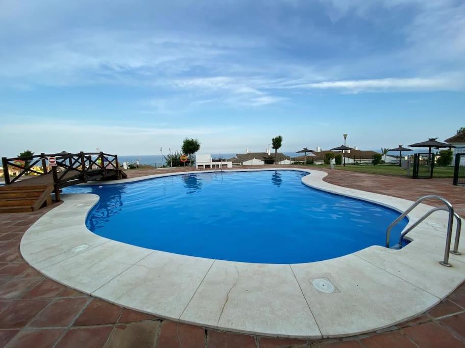 Bazén v ubytování Lovely Seaside Luxury Penthouse nebo v jeho okolí