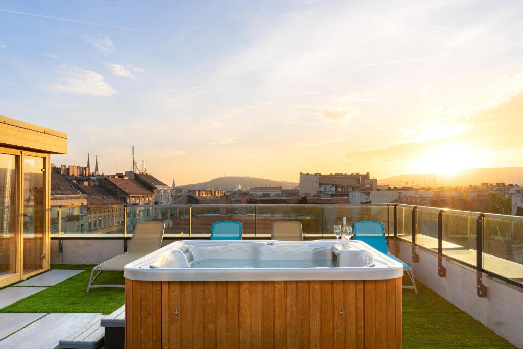 Východ nebo západ slunce při pohledu z hotelu nebo okolí