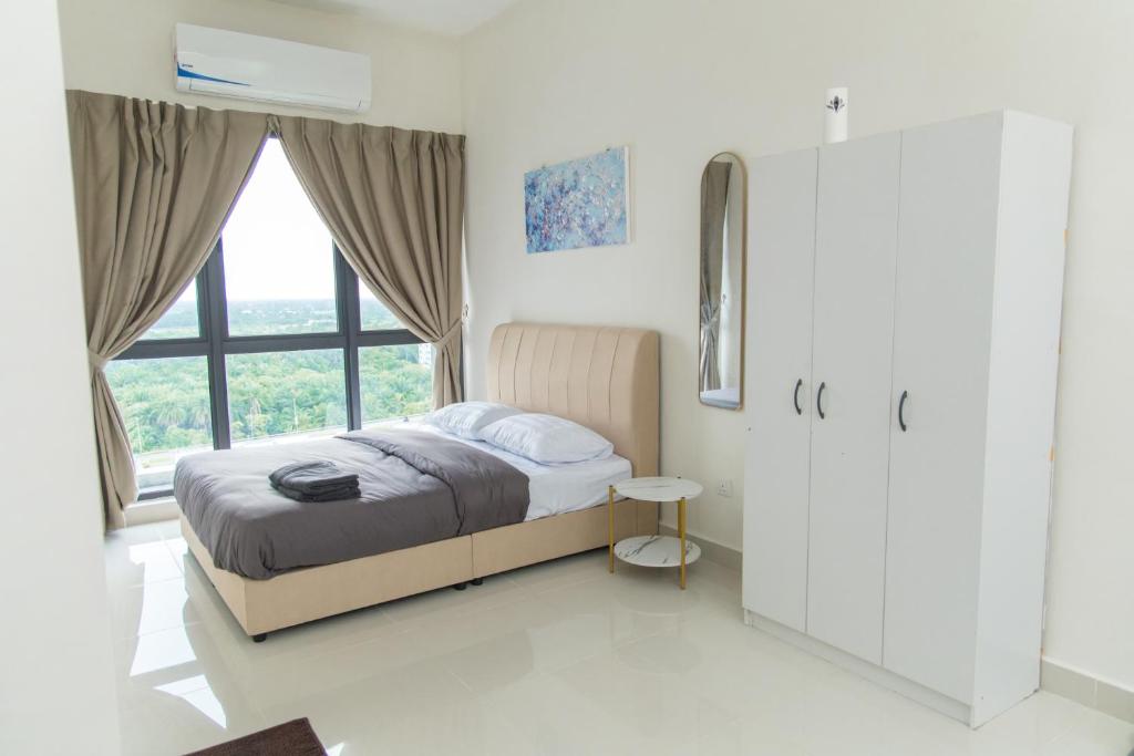 - une chambre avec un lit et une grande fenêtre dans l'établissement FxA Studios Core Soho Suites KLIA 1 & 2 FREE WIFI, à Sepang