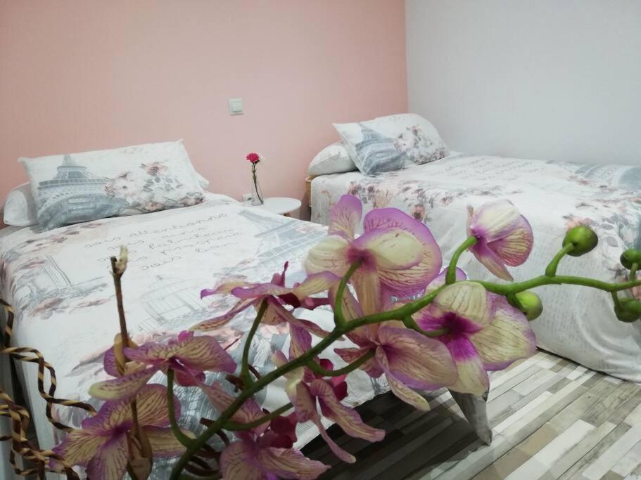 Tempat tidur dalam kamar di CONFORTABLE PISO ACUARELA JUNTO CENTRO CIUDAD