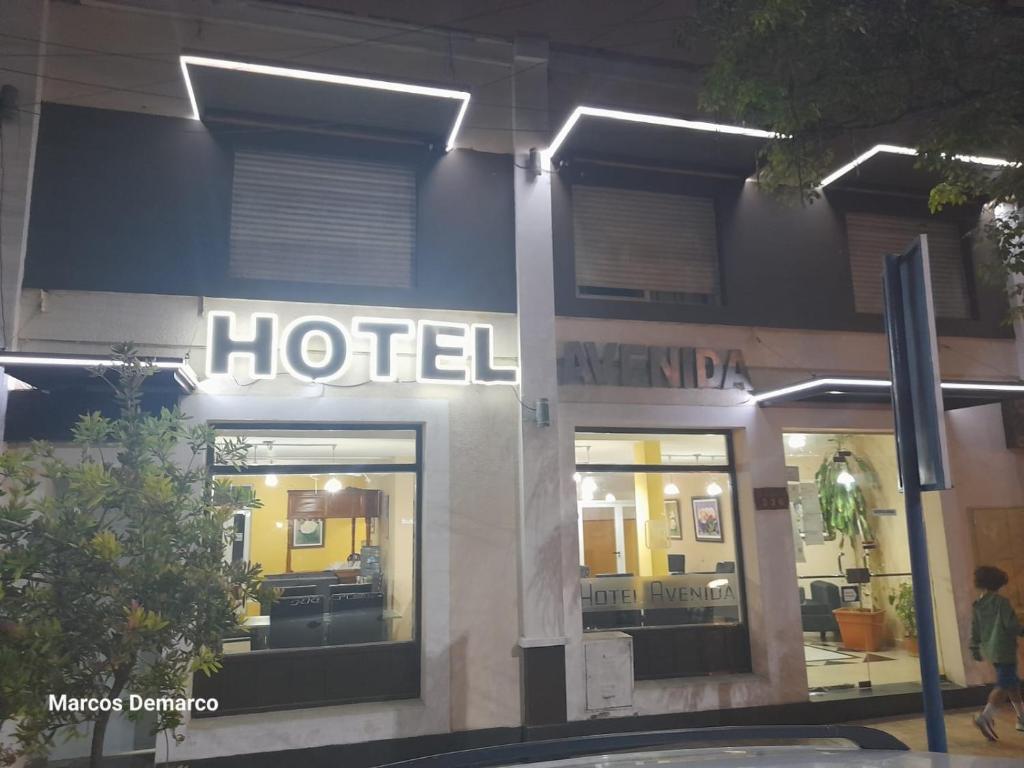 una señal de hotel en el lateral de un edificio en Hotel Avenida en La Rioja
