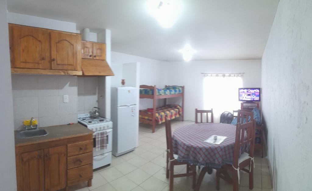 Dapur atau dapur kecil di Deptos Av Moreno